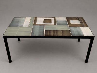 une photo d'une table basse avec un plateau en verre et des pieds en métal