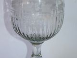 une tasse en verre posée sur une table