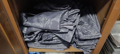 beaucoup de déchets dans un placard à côté d'un évier