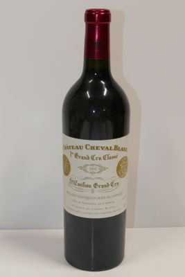 une bouteille de vin posée sur une table
