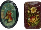 deux plateaux décoratifs ornés de fleurs sur fond blanc