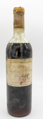 Des bouteilles de vin sont posées sur une surface blanche, devant un fond blanc.