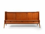 une image représentant un banc en bois avec deux tiroirs en dessous