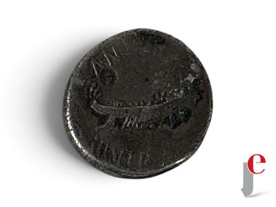 gros plan d'une pièce de monnaie sur une surface blanche