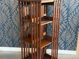 une grande étagère en bois comportant quatre tablettes