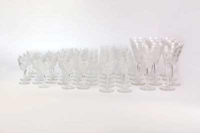 un grand nombre de verres à vin alignés les uns à côté des autres