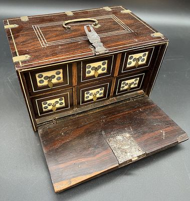 une petite boîte en bois comportant de nombreux tiroirs