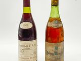 deux bouteilles de vin posées l'une à côté de l'autre sur une surface blanche