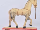 un cheval en peluche posé sur un skateboard