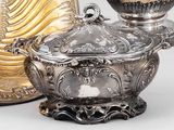 un plateau en argent avec un couvercle en argent et un bol en argent