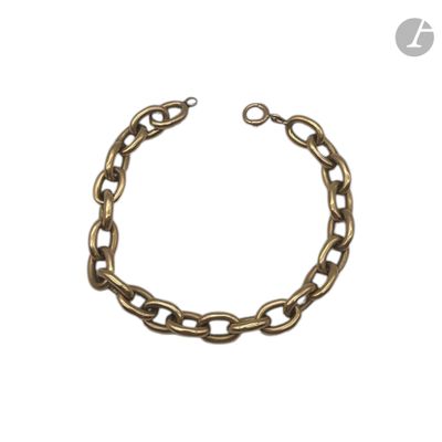 un gros plan d'un bracelet à maillons sur fond blanc