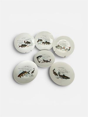 six assiettes ornées de différentes illustrations de poissons sur un fond blanc