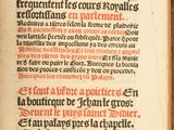 un vieux livre sur lequel figurent des inscriptions en noir et rouge
