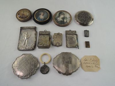 un grand nombre d'objets anciens qui se trouvent sur la table