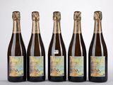 quatre bouteilles de vin posées les unes à côté des autres sur une table
