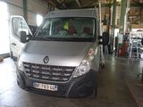 une camionnette argentée garée à l'intérieur d'un bâtiment