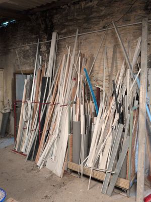 de nombreuses pièces de bois empilées dans une pièce