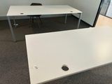 un bureau blanc avec un trou au milieu