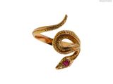 une photo d'une bague en or en forme de serpent, ornée d'un rubis au centre