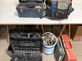 de nombreux outils dans la mallette posée par terre à côté de la table