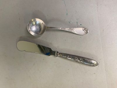deux cuillères et un couteau posés sur une table