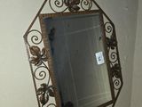 un miroir accroché au mur d'une salle de bains
