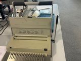 une machine posée sur une table dans une pièce