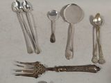 beaucoup de cuillères en argent et de cuillères à soupe sur la table