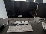 un bureau d'ordinateur avec deux écrans et un clavier