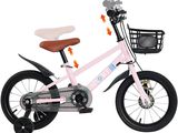 Le vélo est rose et il y a un panier à l'arrière.