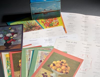 un lot de cartes posées sur une table