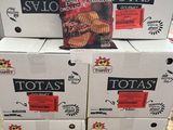 Plusieurs bouteilles de jus d'orange sont empilées les unes sur les autres