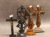 un grand nombre de statues posées sur une table