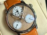 un gros plan d'une montre dans une vitrine