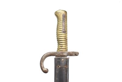 une image d'une épée avec un manche en or sur un fond blanc