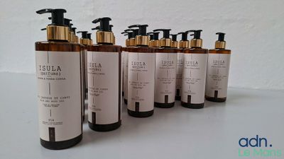 un ensemble de bouteilles remplies de liquide posées sur une table
