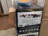 une pile de boîtes empilées les unes sur les autres