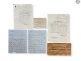 une image représentant un ensemble de lettres et de documents posés sur une surface blanche