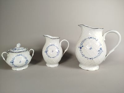trois pièces de porcelaine bleue et blanche posées sur une table