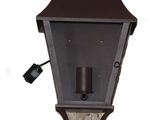 une lampe fixée sur le côté d'un mur
