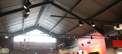 Ensemble de luminaires comprenant environ 130 spots noir et …