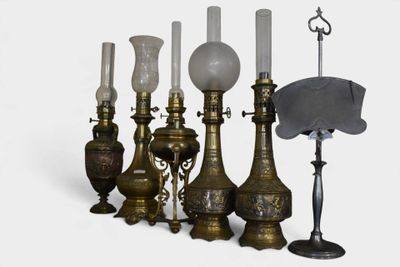beaucoup de lampes anciennes et un chapeau sur la table