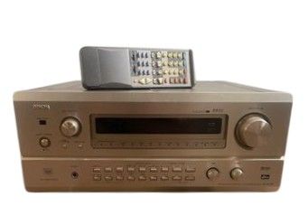un gros plan d'un lecteur CD sur lequel est posée une télécommande