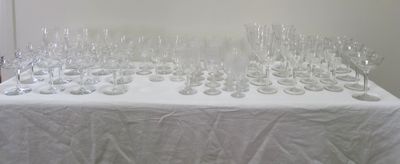 une table sur laquelle se trouvent de nombreux verres à vin vides
