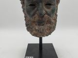 gros plan d'une statue d'un homme barbu