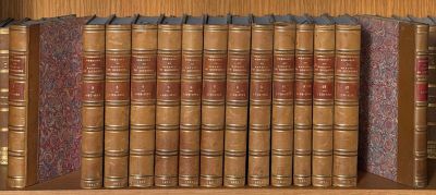 de nombreux livres qui se trouvent sur une étagère dans une bibliothèque
