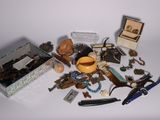 une boîte remplie d'objets assortis sur une table