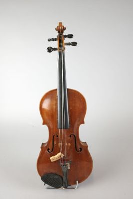 gros plan d'un violon avec un archet sur fond blanc