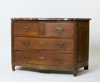 Commode à façade galbée en chêne blond Elle ouvre à 4 tiroir…