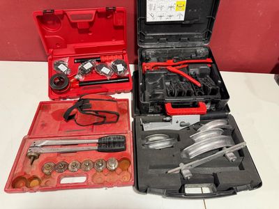 un grand nombre d'outils posés sur une table